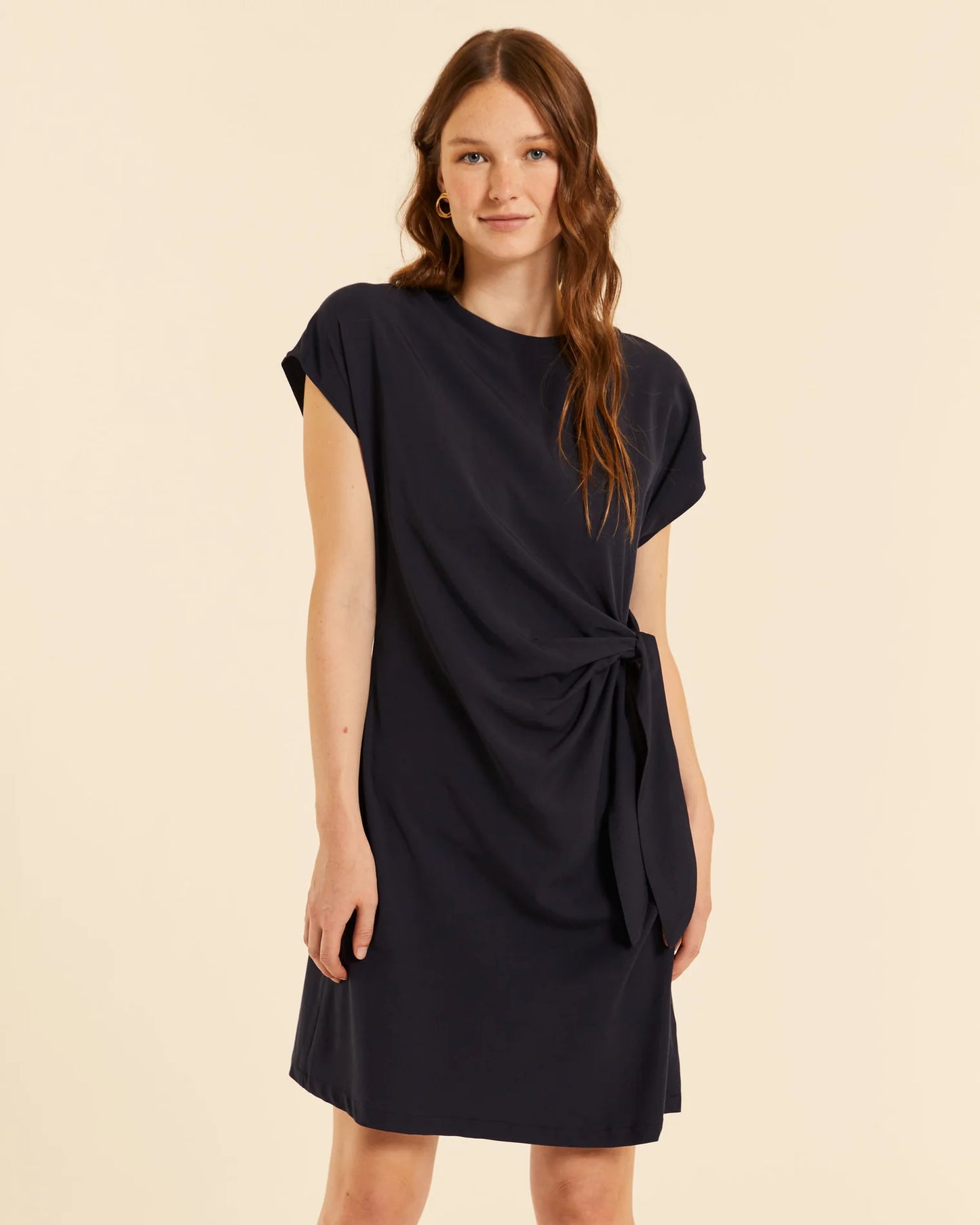 VESTIDO CORTO ANUDADO NEGRO PEPALOVES