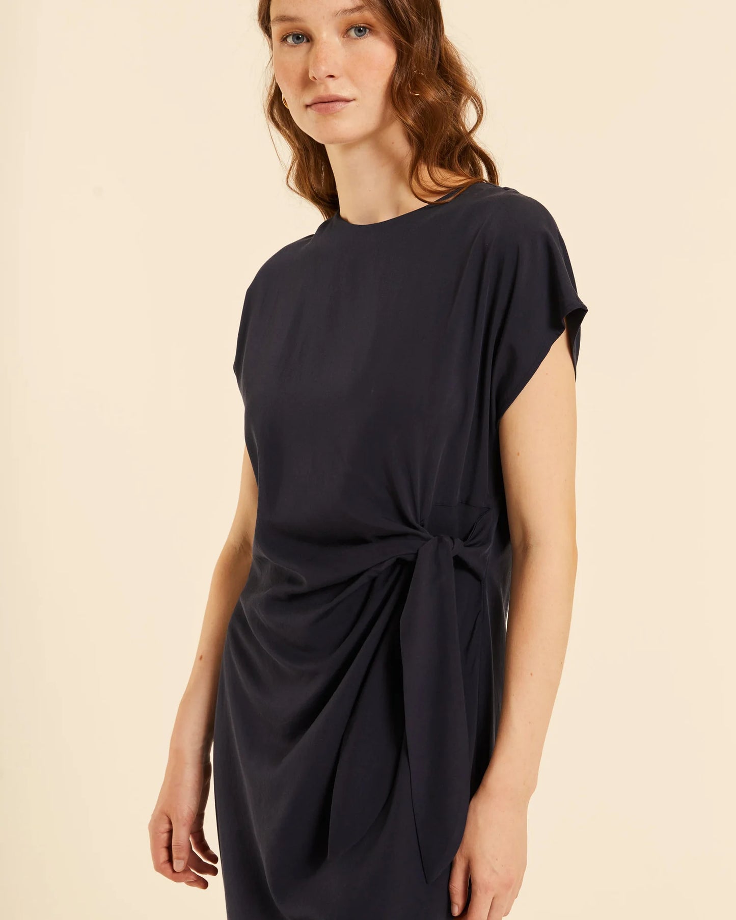 VESTIDO CORTO ANUDADO NEGRO PEPALOVES