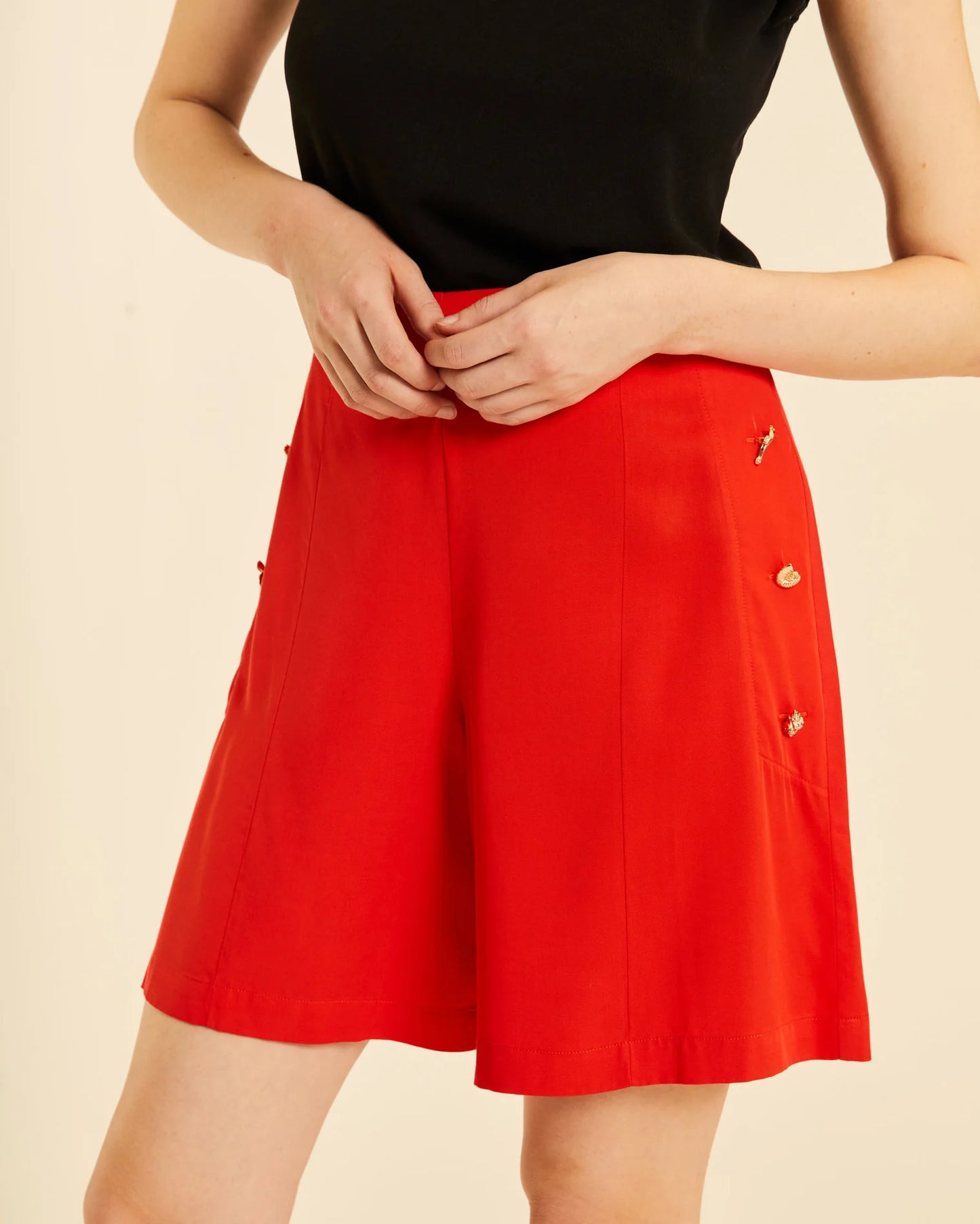 SHORTS CON BOTONES ROJO PEPALOVES