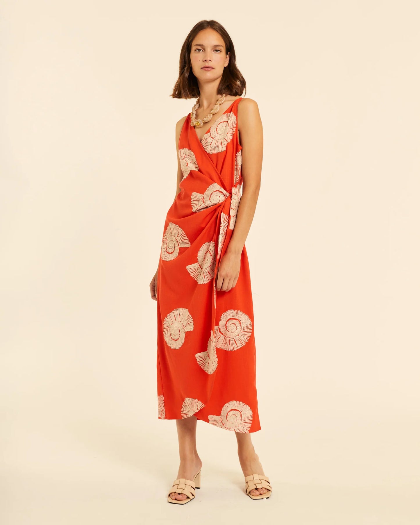 VESTIDO CRUZADO CON BORDADO CARACOLAS PEPALOVES