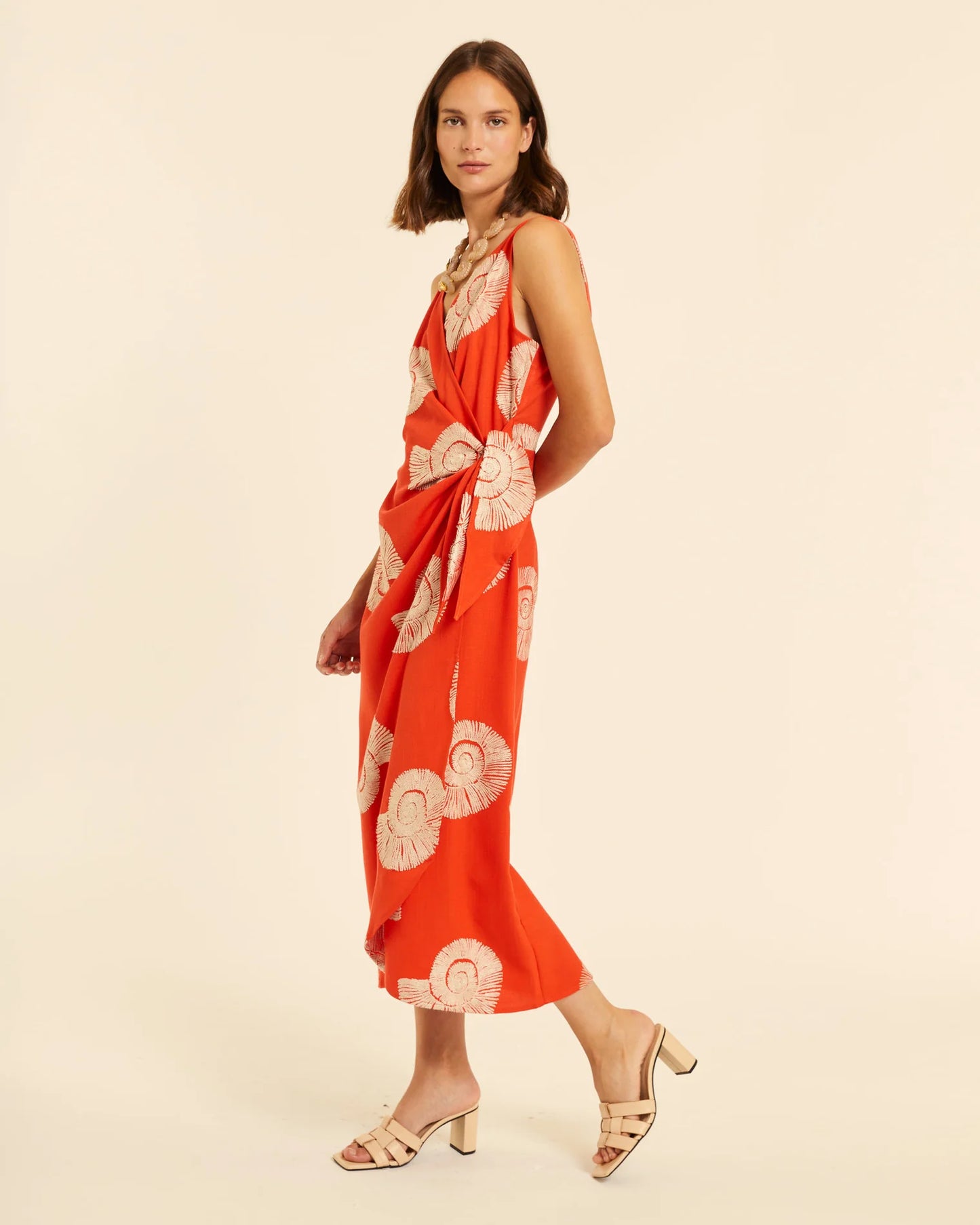 VESTIDO CRUZADO CON BORDADO CARACOLAS PEPALOVES