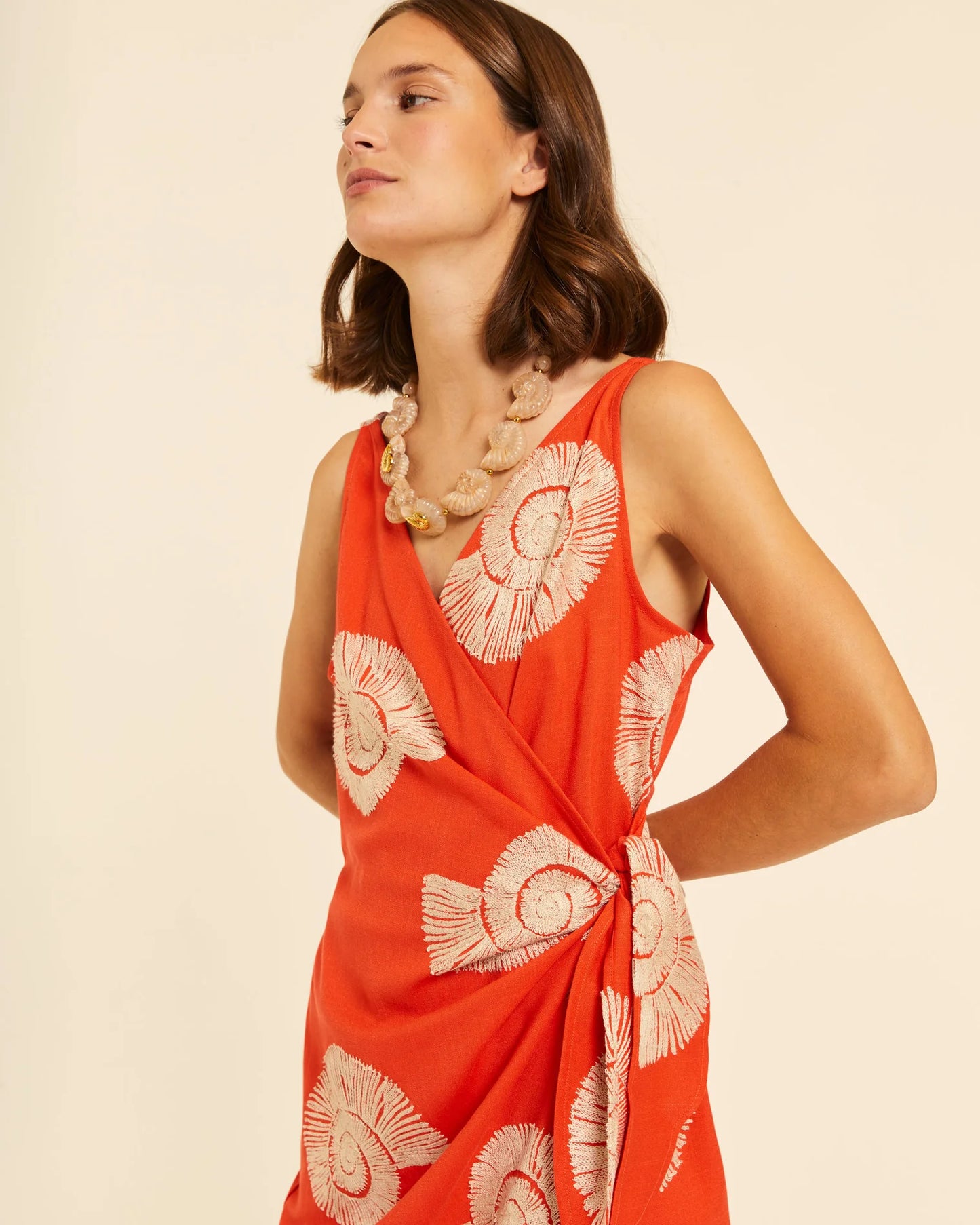 VESTIDO CRUZADO CON BORDADO CARACOLAS PEPALOVES