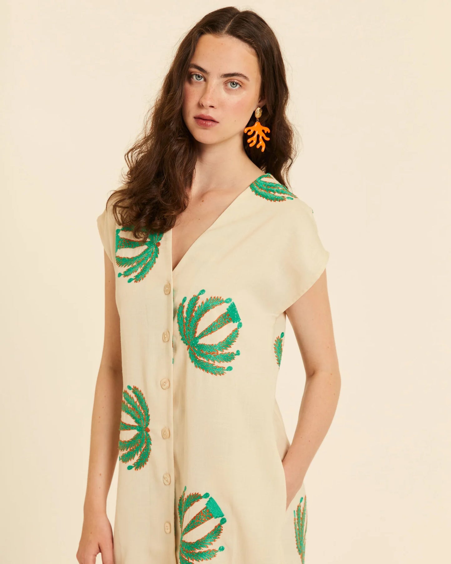 VESTIDO CUELLO PICO BORDADO PALMERAS PEPALOVES