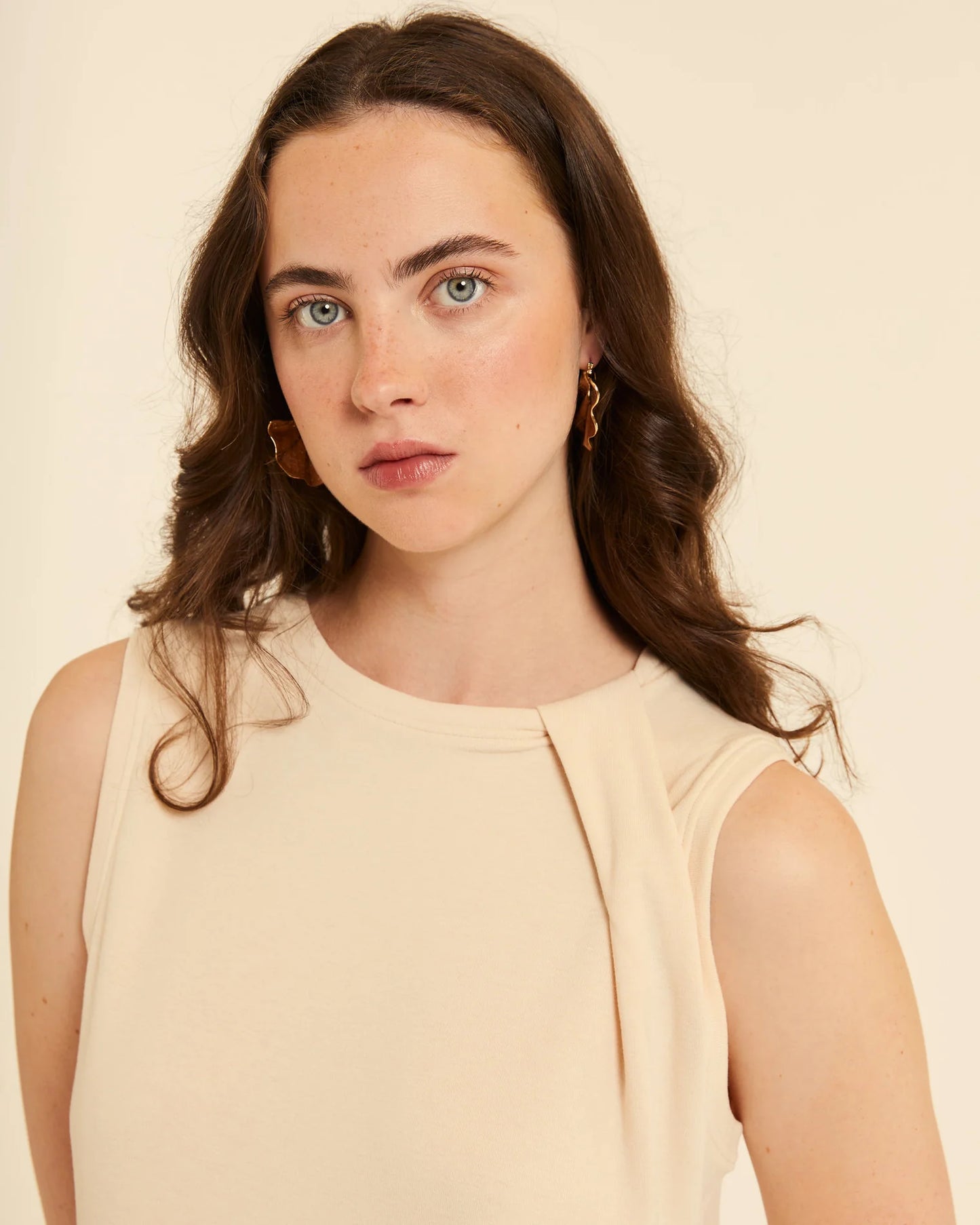 TOP CON DETALLE EN HOMBRO CREMA PEPALOVES