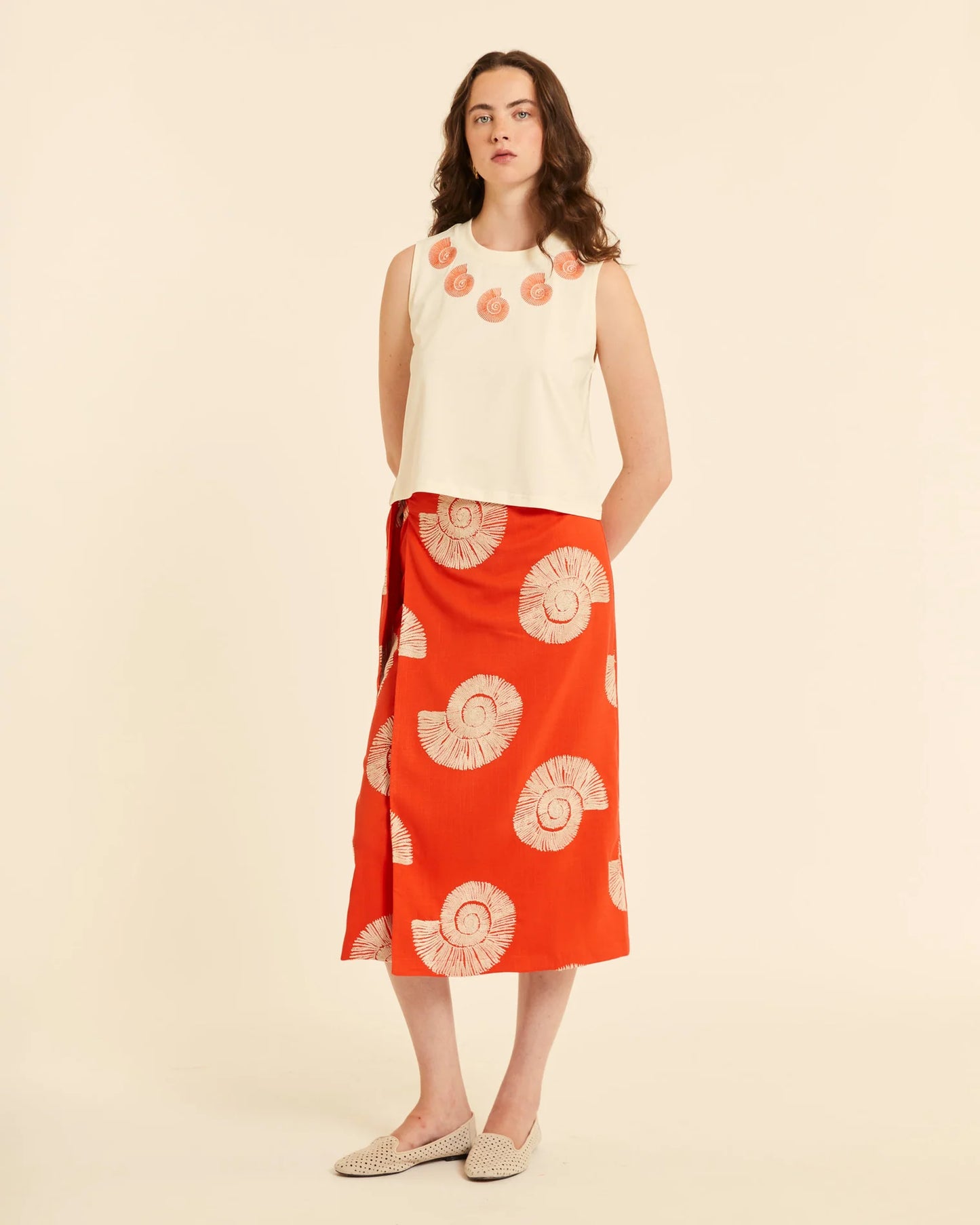 TOP CON BORDADO DE CARACOLAS PEPALOVES