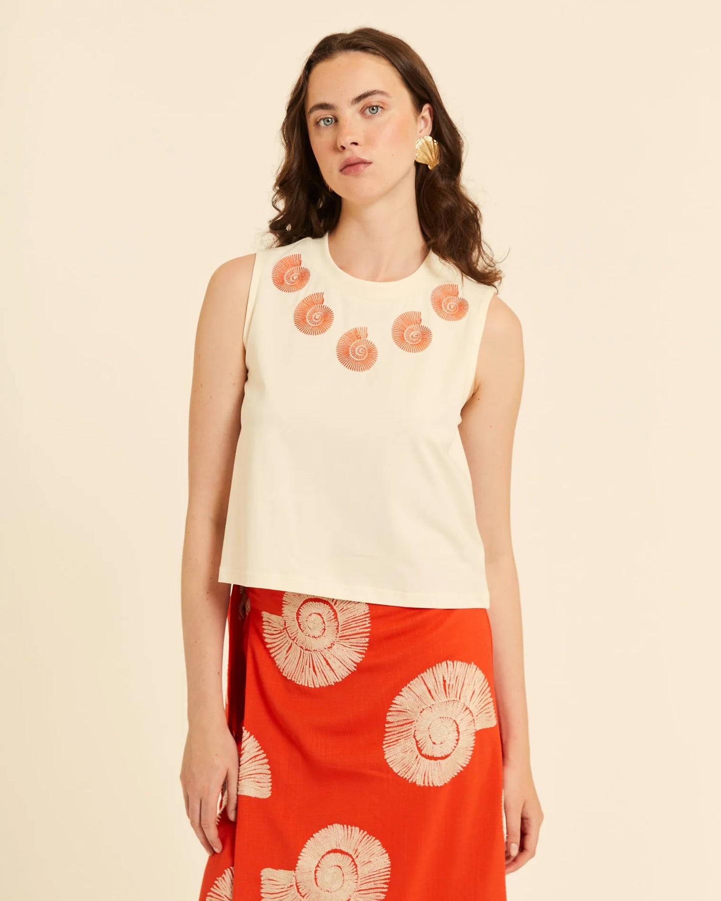 TOP CON BORDADO DE CARACOLAS PEPALOVES