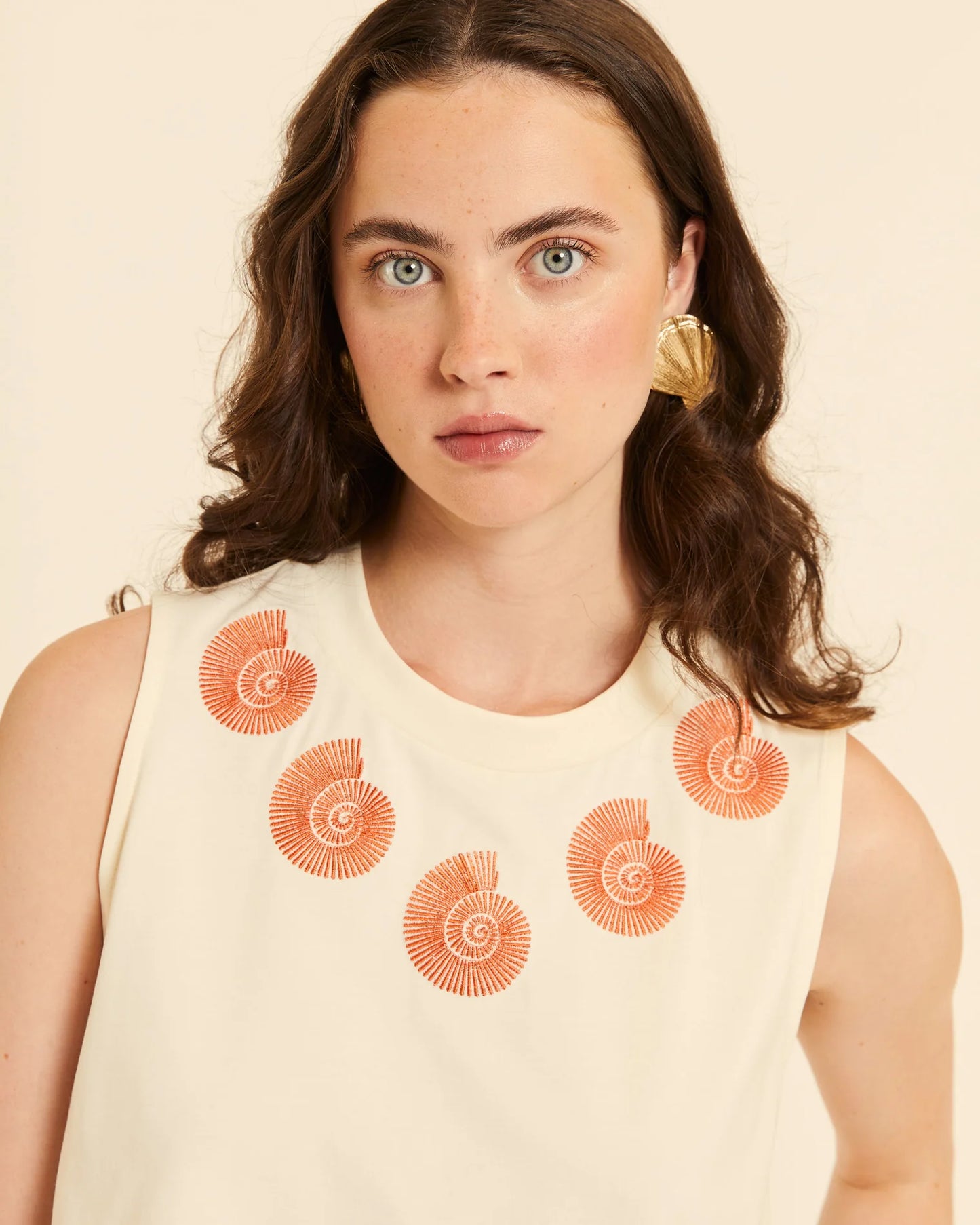 TOP CON BORDADO DE CARACOLAS PEPALOVES