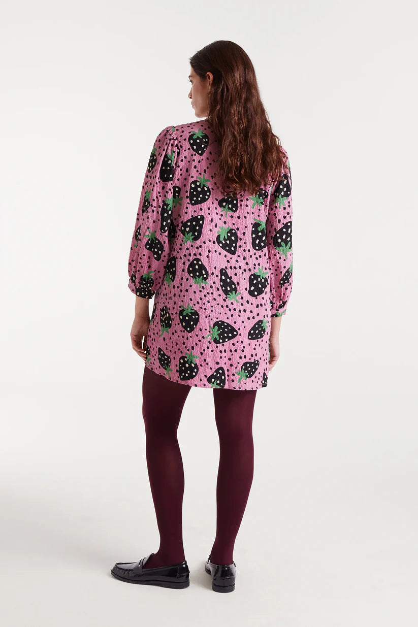 VESTIDO CORTO ESTAMPADO FRESAS NEGRAS COMPAÑÍA FANTÁSTICA