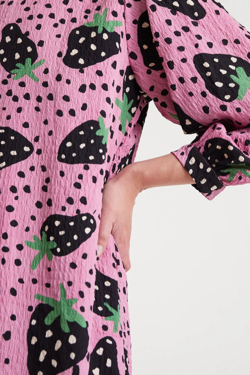 VESTIDO CORTO ESTAMPADO FRESAS NEGRAS COMPAÑÍA FANTÁSTICA