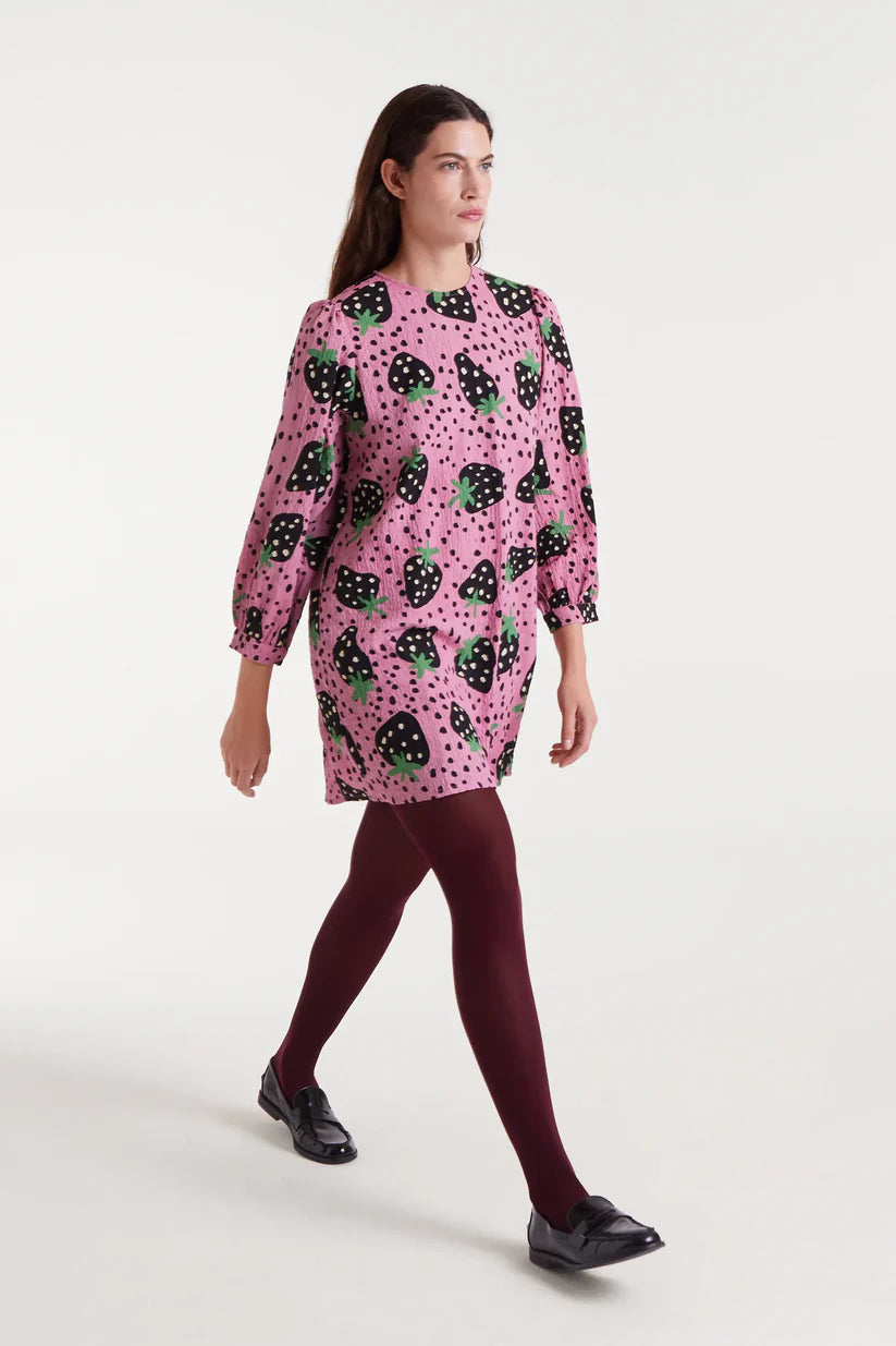VESTIDO CORTO ESTAMPADO FRESAS NEGRAS COMPAÑÍA FANTÁSTICA