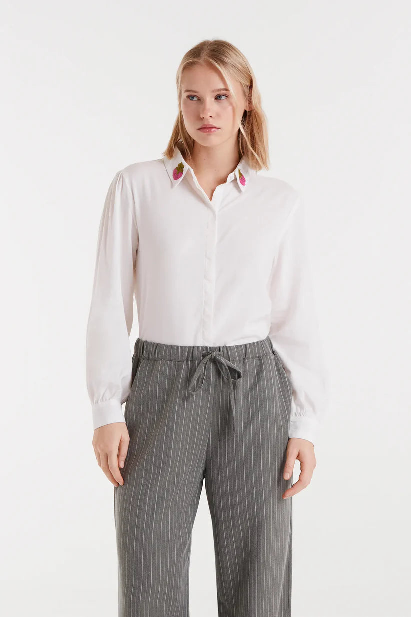 CAMISA BLANCA CON BORDADO DE FRESAS COMPAÑÍA FANTÁSTICA