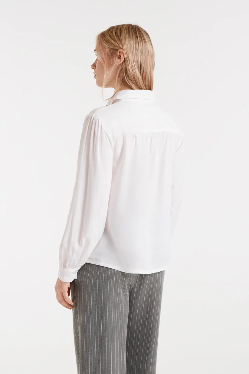 CAMISA BLANCA CON BORDADO DE FRESAS COMPAÑÍA FANTÁSTICA