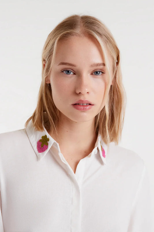 CAMISA BLANCA CON BORDADO DE FRESAS COMPAÑÍA FANTÁSTICA