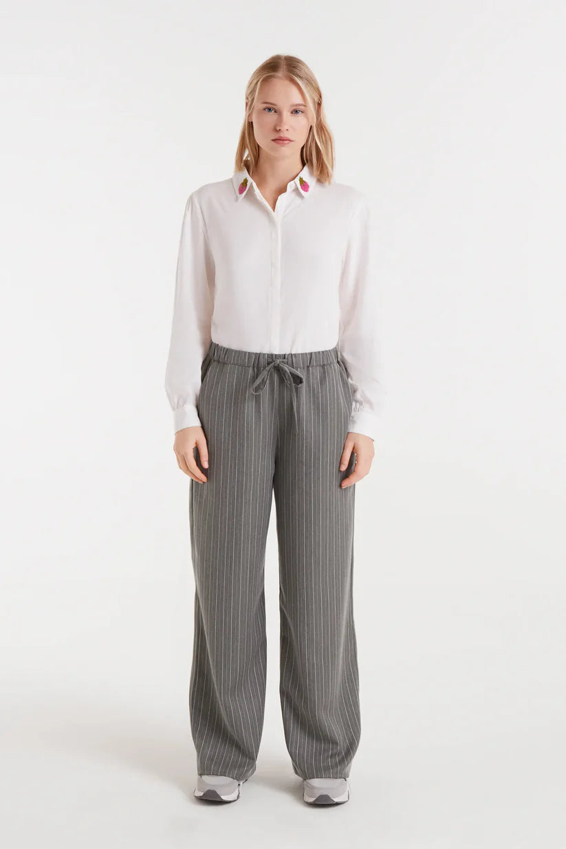 CAMISA BLANCA CON BORDADO DE FRESAS COMPAÑÍA FANTÁSTICA