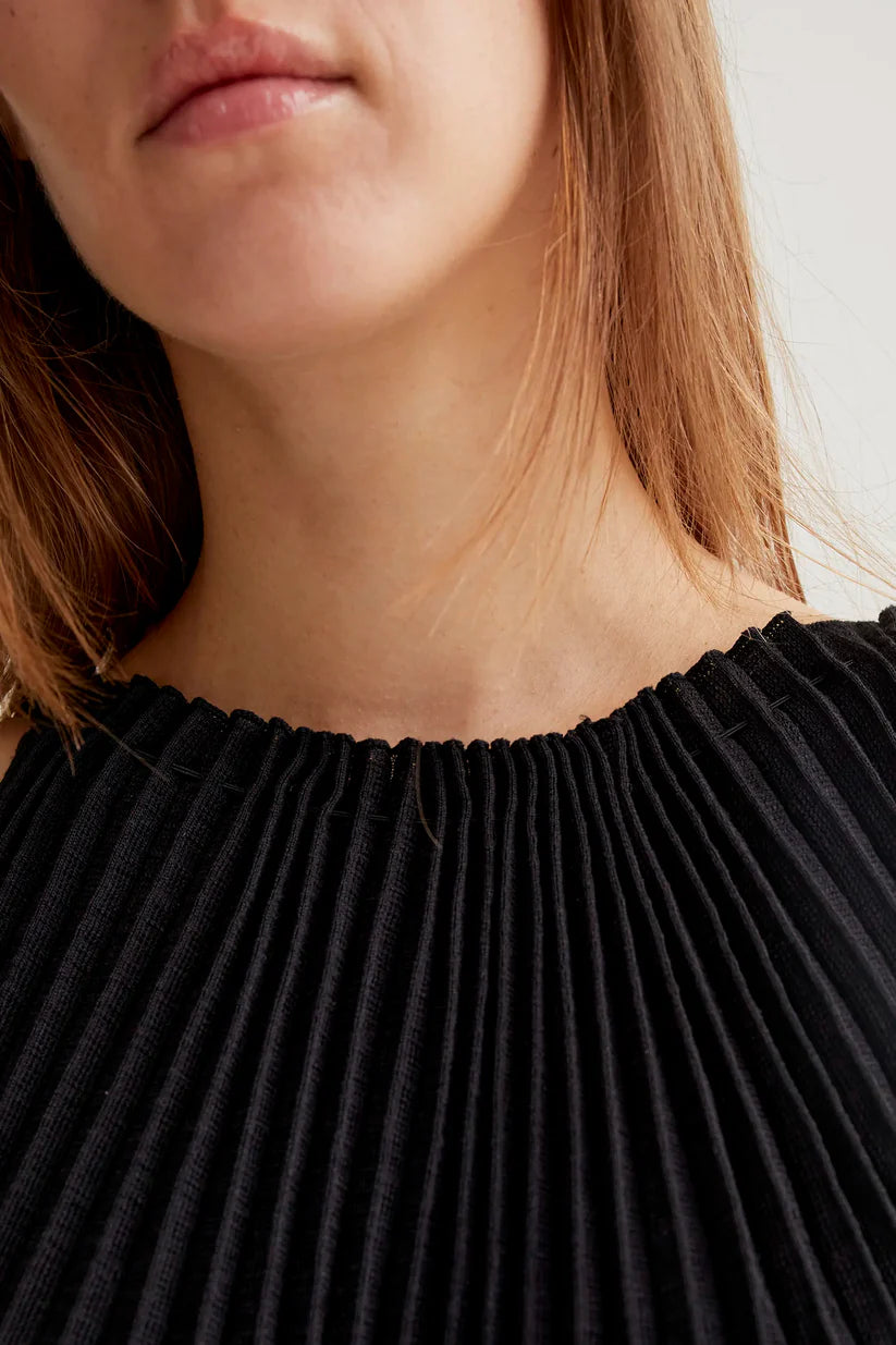 VESTIDO LARGO PLISADO NEGRO COMPAÑÍA FANTÁSTICA