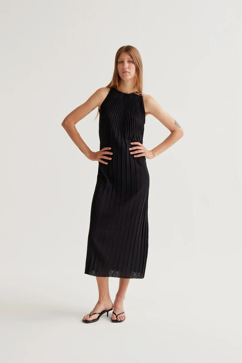 VESTIDO LARGO PLISADO NEGRO COMPAÑÍA FANTÁSTICA