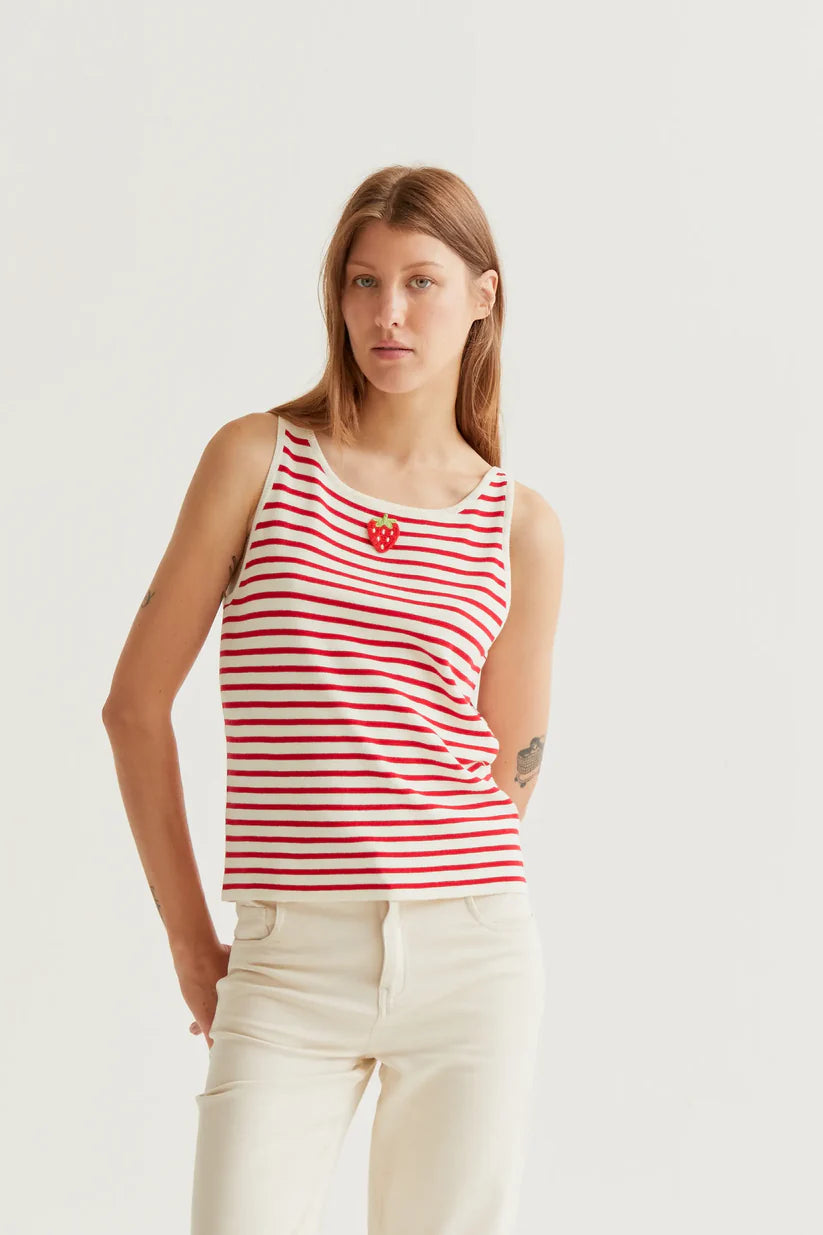 TOP DE RAYAS BLANCO Y ROJO BORDADO DE FRESA COMPAÑÍA FANTÁSTICA