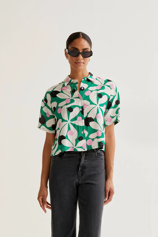 CAMISA ESTAMPADO HOSTA COMPAÑÍA FANTÁSTICA