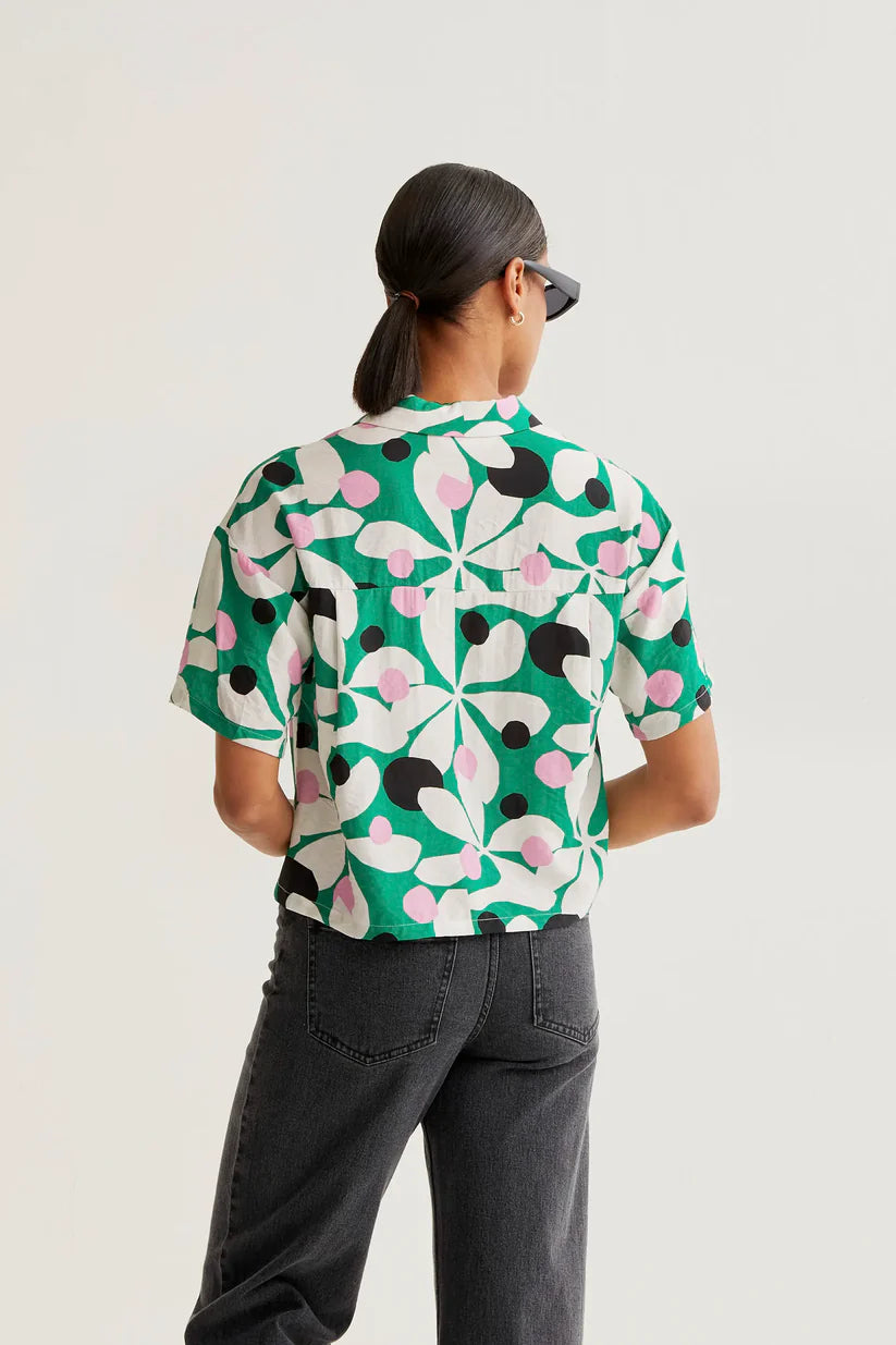 CAMISA ESTAMPADO HOSTA COMPAÑÍA FANTÁSTICA