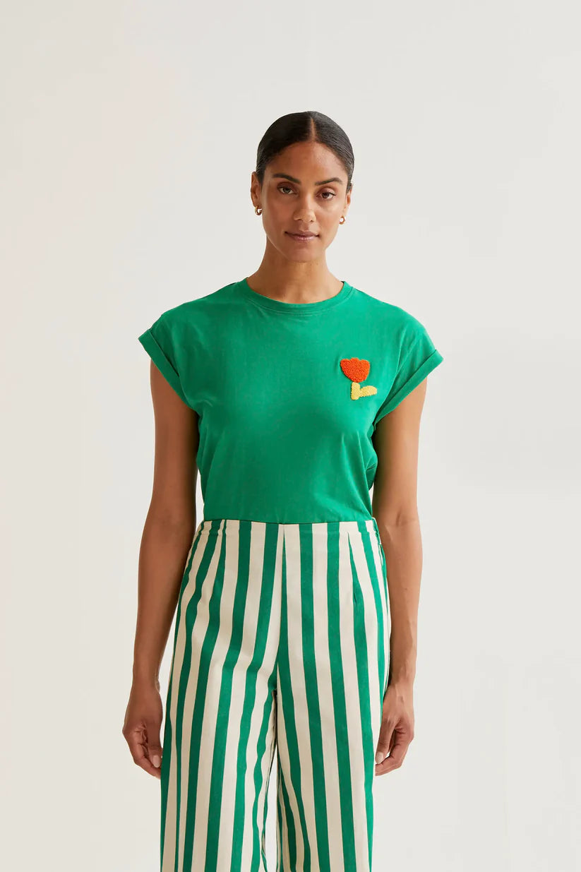 CAMISETA VERDE CON BORDADO DE TULIPÁN ROJO COMPAÑÍA FANTÁSTICA