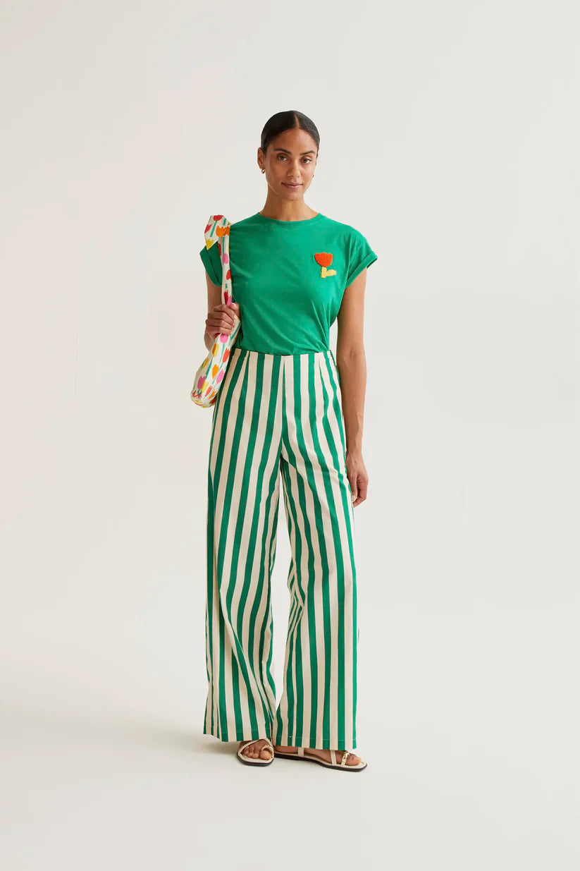 CAMISETA VERDE CON BORDADO DE TULIPÁN ROJO COMPAÑÍA FANTÁSTICA