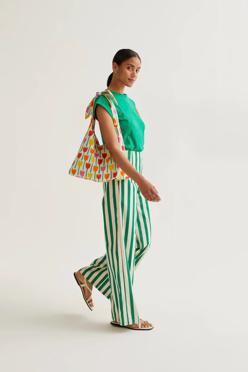 CAMISETA VERDE CON BORDADO DE TULIPÁN ROJO COMPAÑÍA FANTÁSTICA