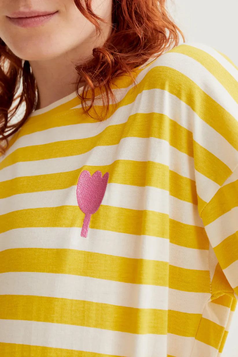 CAMISETA RAYAS AMARILLAS BORDADO DE TULIPÁN COMPAÑÍA FANTÁSTICA
