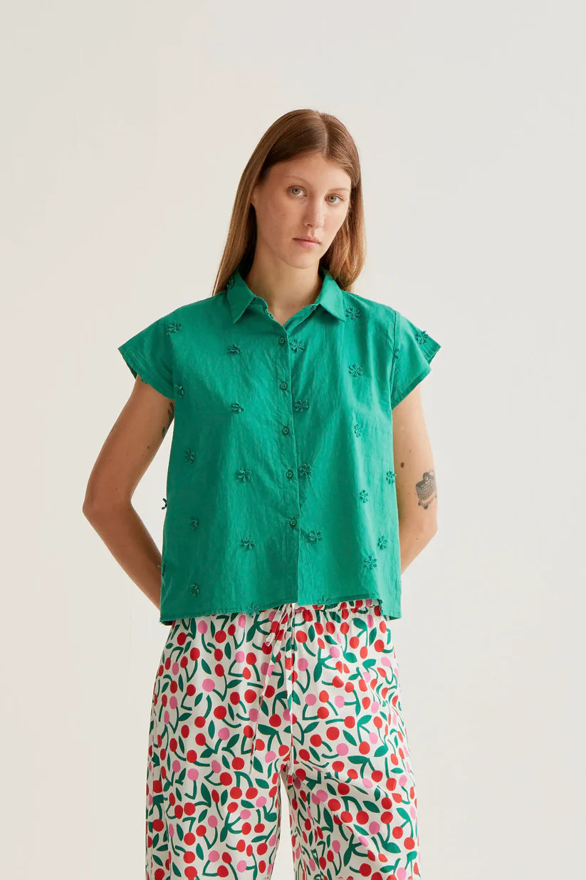 CAMISA 100% ALGODÓN VERDE CON BORDADO FLORAL COMPAÑÍA FANTÁSTICA
