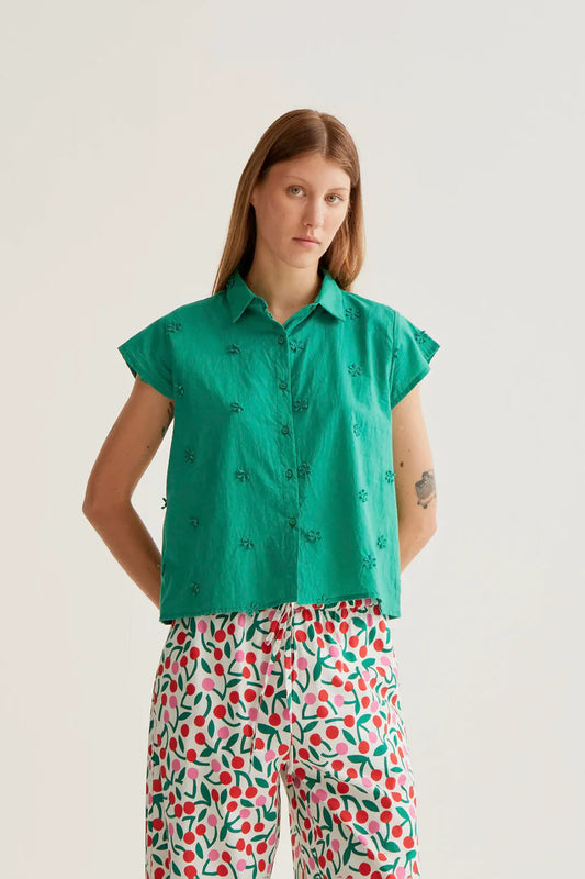 CAMISA 100% ALGODÓN VERDE CON BORDADO FLORAL COMPAÑÍA FANTÁSTICA