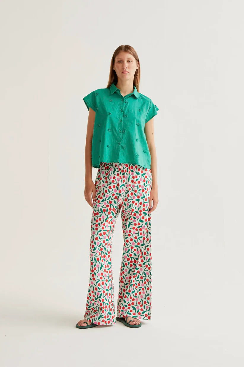 CAMISA 100% ALGODÓN VERDE CON BORDADO FLORAL COMPAÑÍA FANTÁSTICA
