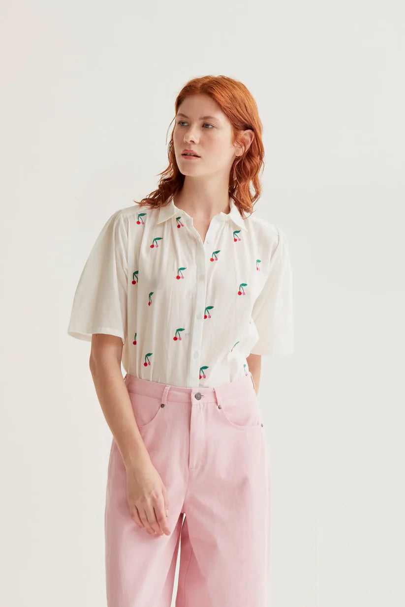 CAMISA ESTAMPADO WHITE CHERRIES COMPAÑÍA FANTÁSTICA