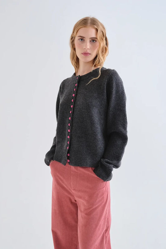 CÁRDIGAN GRIS OSCURO CON BOTONES ROSA COMPAÑÍA FANTÁSTICA