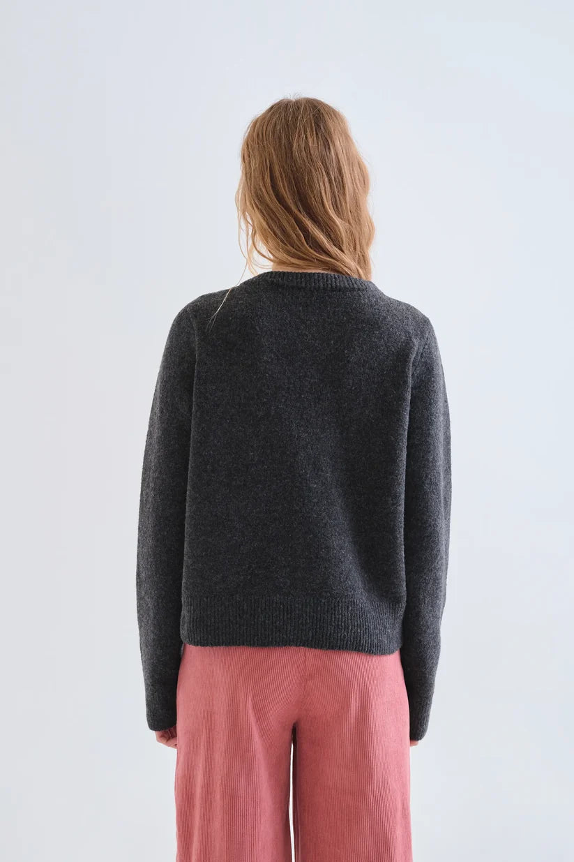 CÁRDIGAN GRIS OSCURO CON BOTONES ROSA COMPAÑÍA FANTÁSTICA