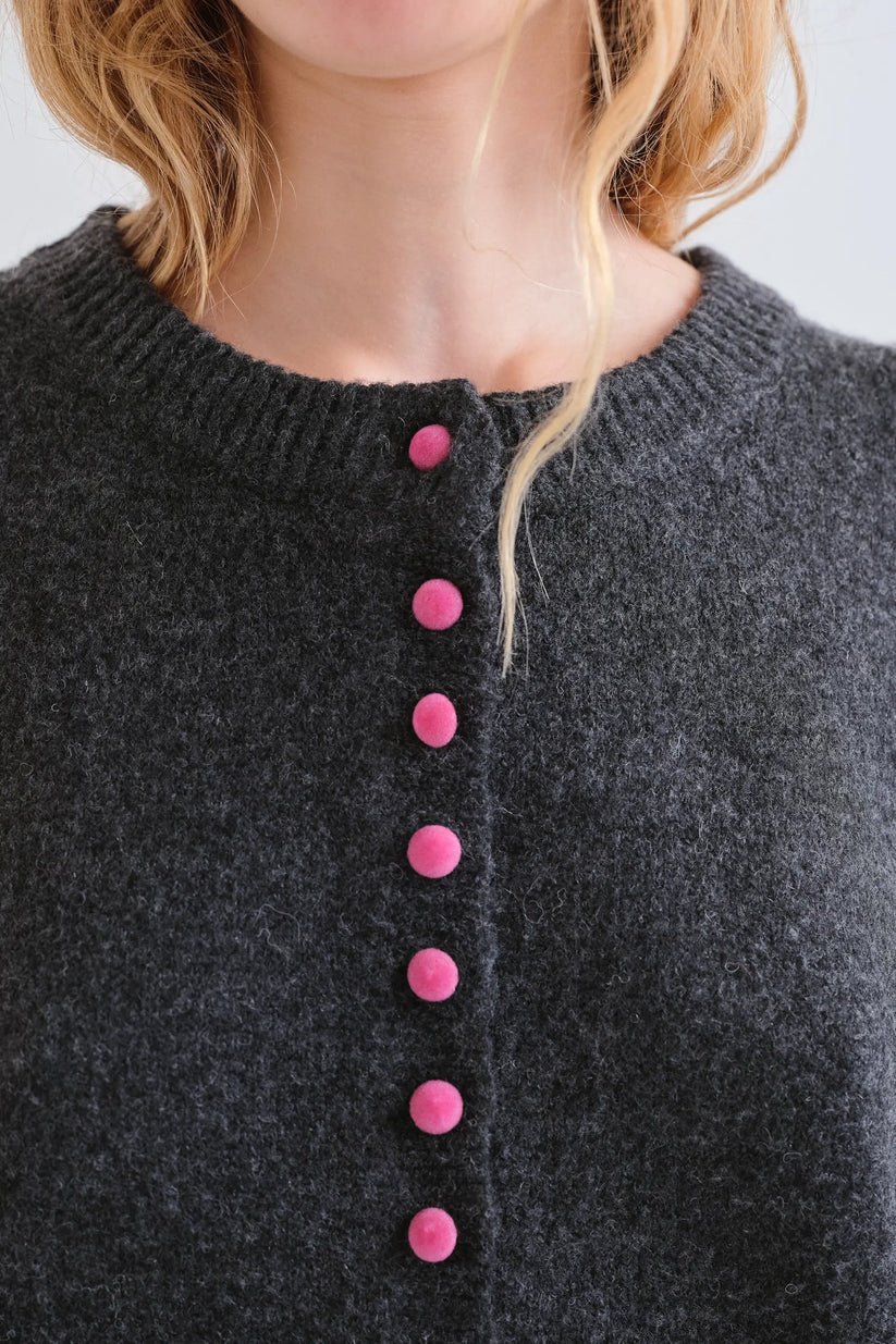 CÁRDIGAN GRIS OSCURO CON BOTONES ROSA COMPAÑÍA FANTÁSTICA