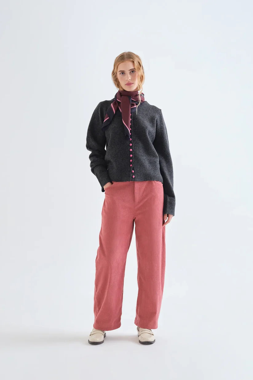 CÁRDIGAN GRIS OSCURO CON BOTONES ROSA COMPAÑÍA FANTÁSTICA