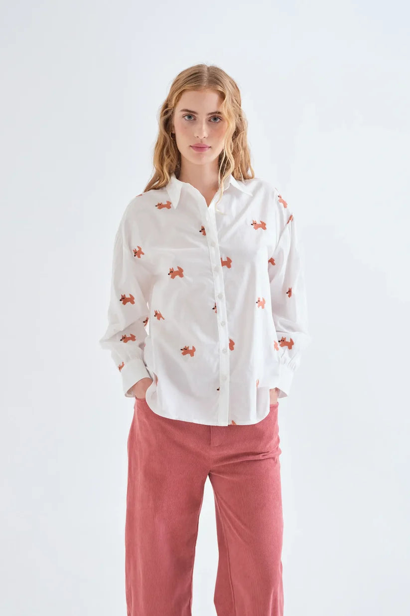 CAMISA 100% ALGODÓN CON BORDADO DE ZORRITOS COMPAÑÍA FANTÁSTICA