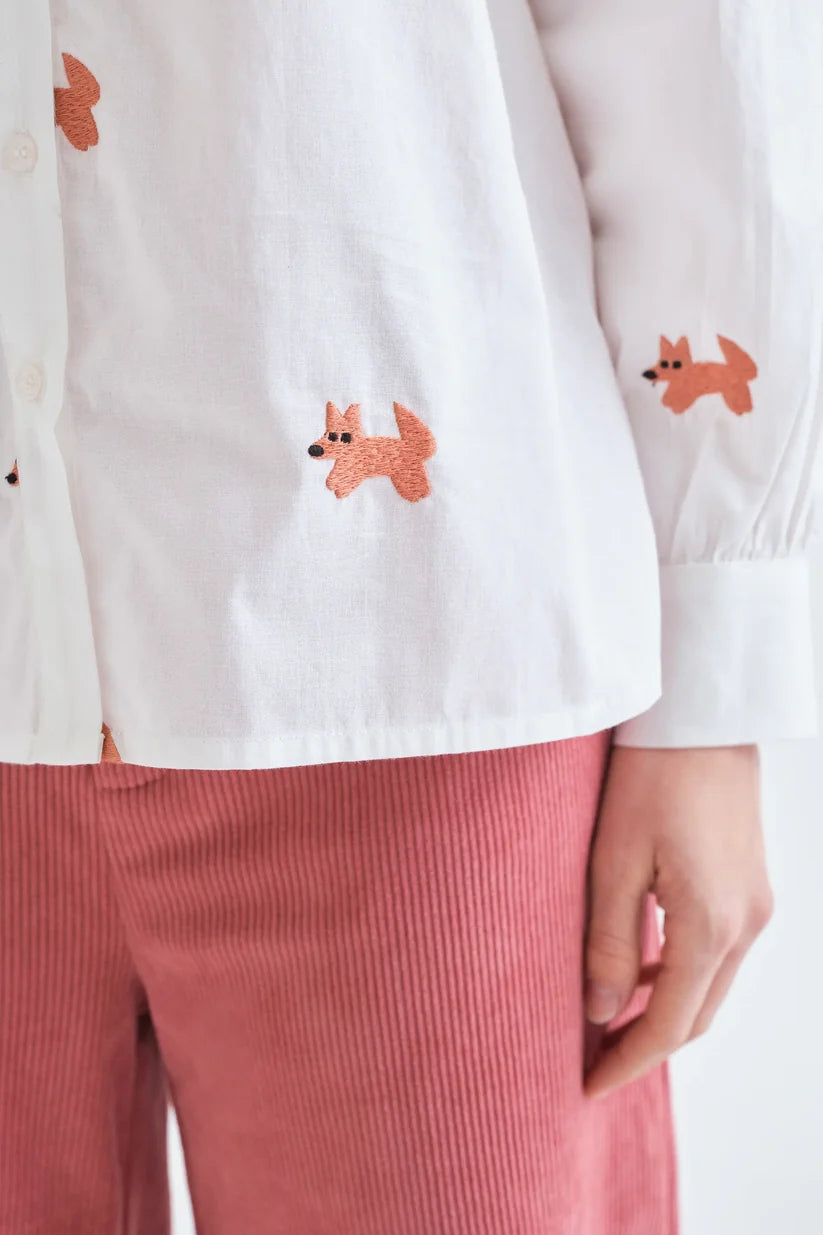CAMISA 100% ALGODÓN CON BORDADO DE ZORRITOS COMPAÑÍA FANTÁSTICA