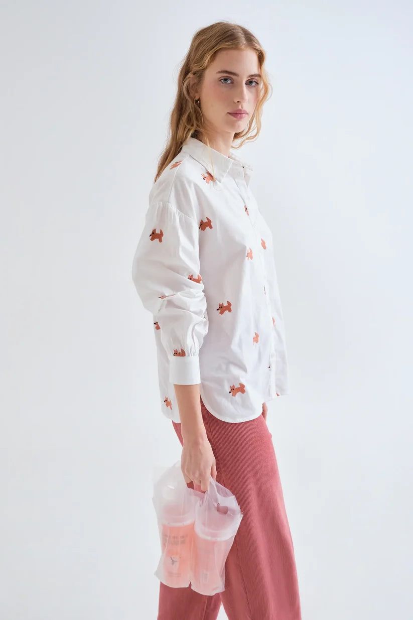 CAMISA 100% ALGODÓN CON BORDADO DE ZORRITOS COMPAÑÍA FANTÁSTICA