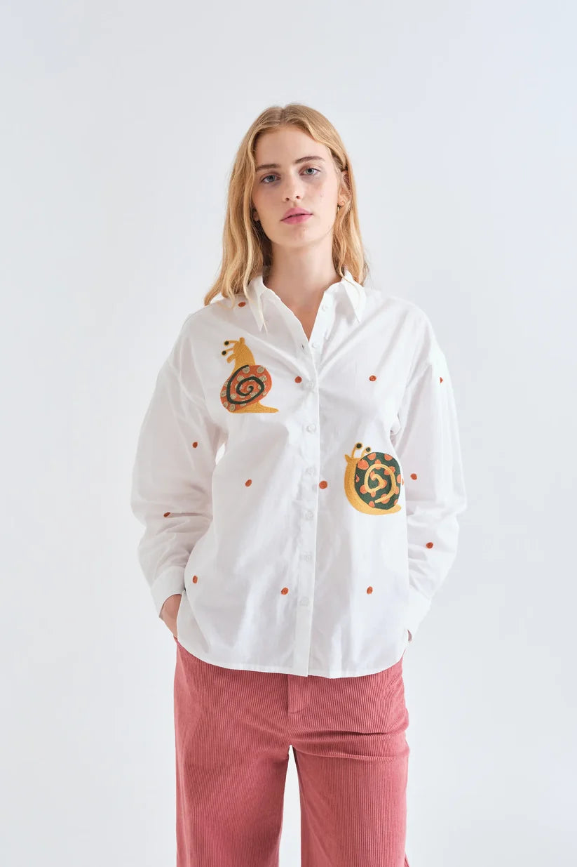 CAMISA 100% ALGODÓN CON BORDADO DE CARACOLES COMPAÑÍA FANTÁSTICA