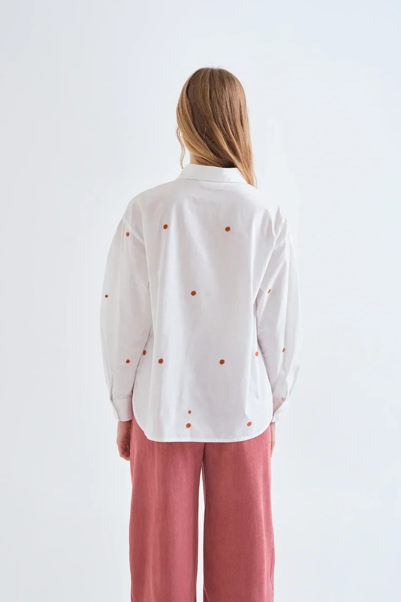 CAMISA 100% ALGODÓN CON BORDADO DE CARACOLES COMPAÑÍA FANTÁSTICA