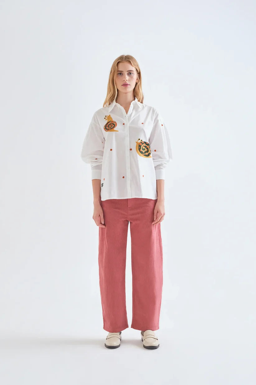 CAMISA 100% ALGODÓN CON BORDADO DE CARACOLES COMPAÑÍA FANTÁSTICA