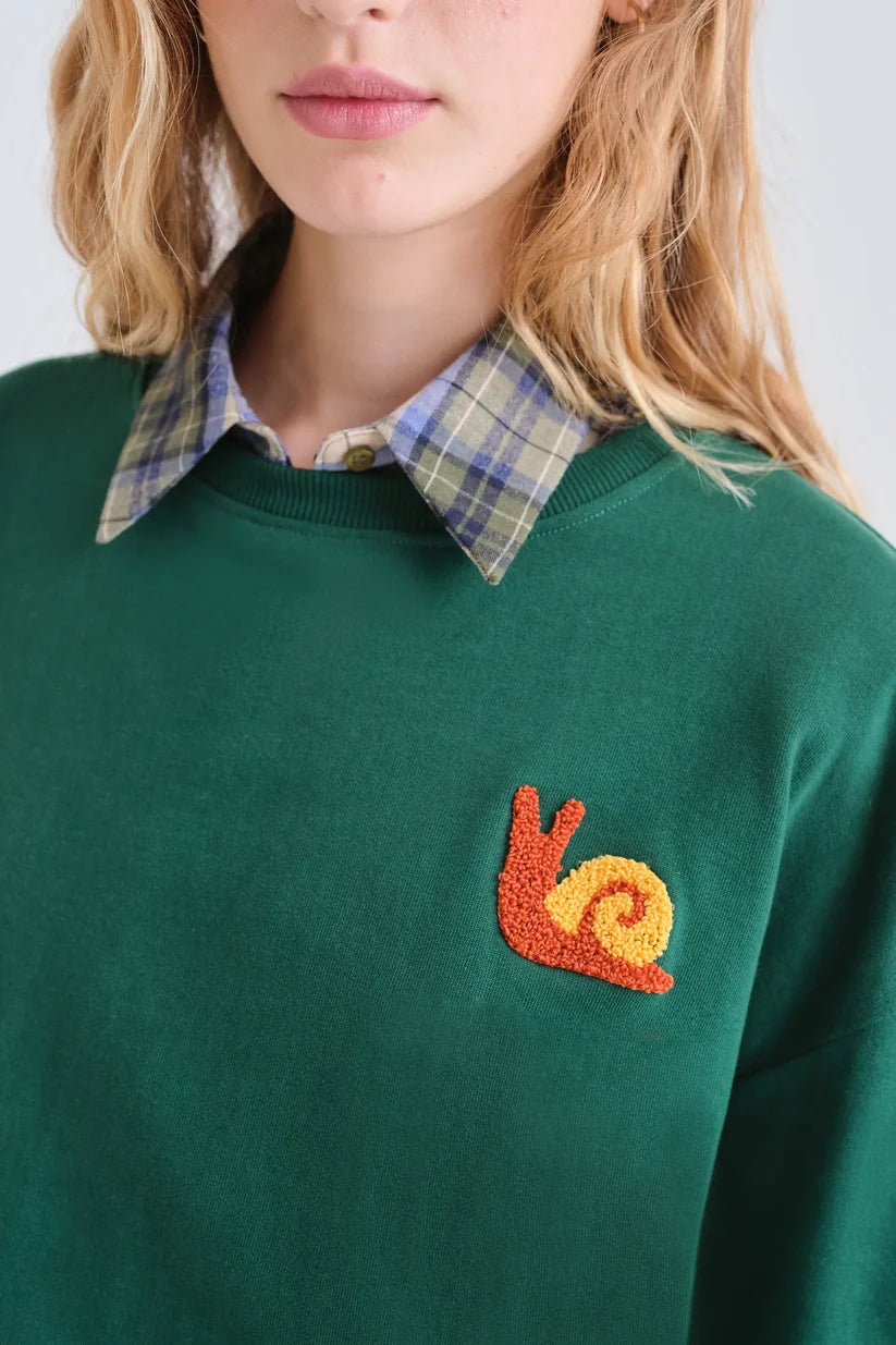 SUDADERA 100% ALGODÓN VERDE CON PARCHE DE CARACOL COMPAÑÍA FANTÁSTICA
