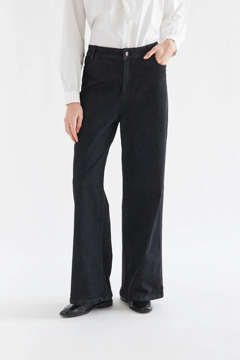 PANTALÓN VAQUERO NEGRO BOLSILLOS DE CORAZONES COMPAÑÍA FANTÁSTICA