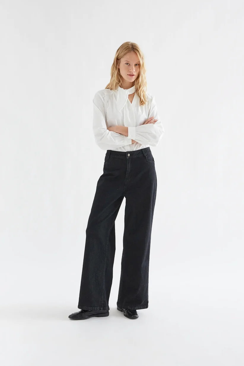 PANTALÓN VAQUERO NEGRO BOLSILLOS DE CORAZONES COMPAÑÍA FANTÁSTICA