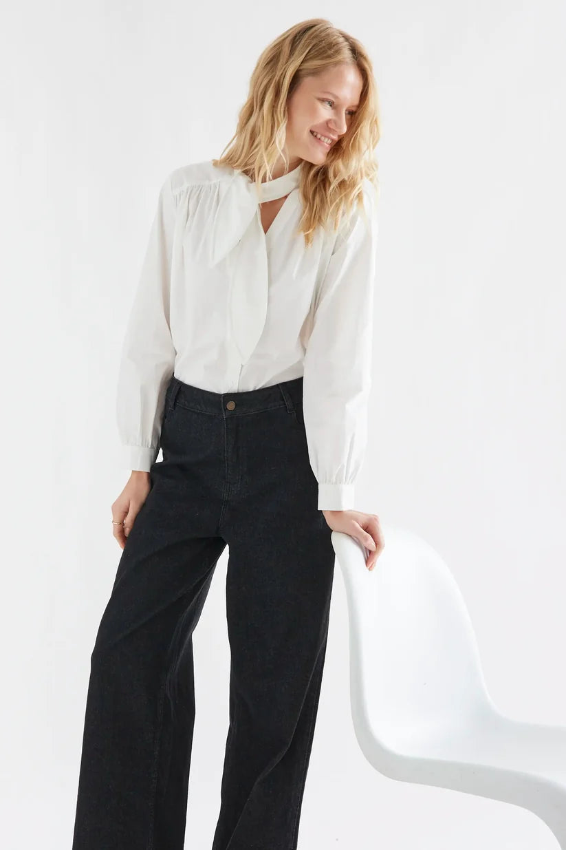 PANTALÓN VAQUERO NEGRO BOLSILLOS DE CORAZONES COMPAÑÍA FANTÁSTICA