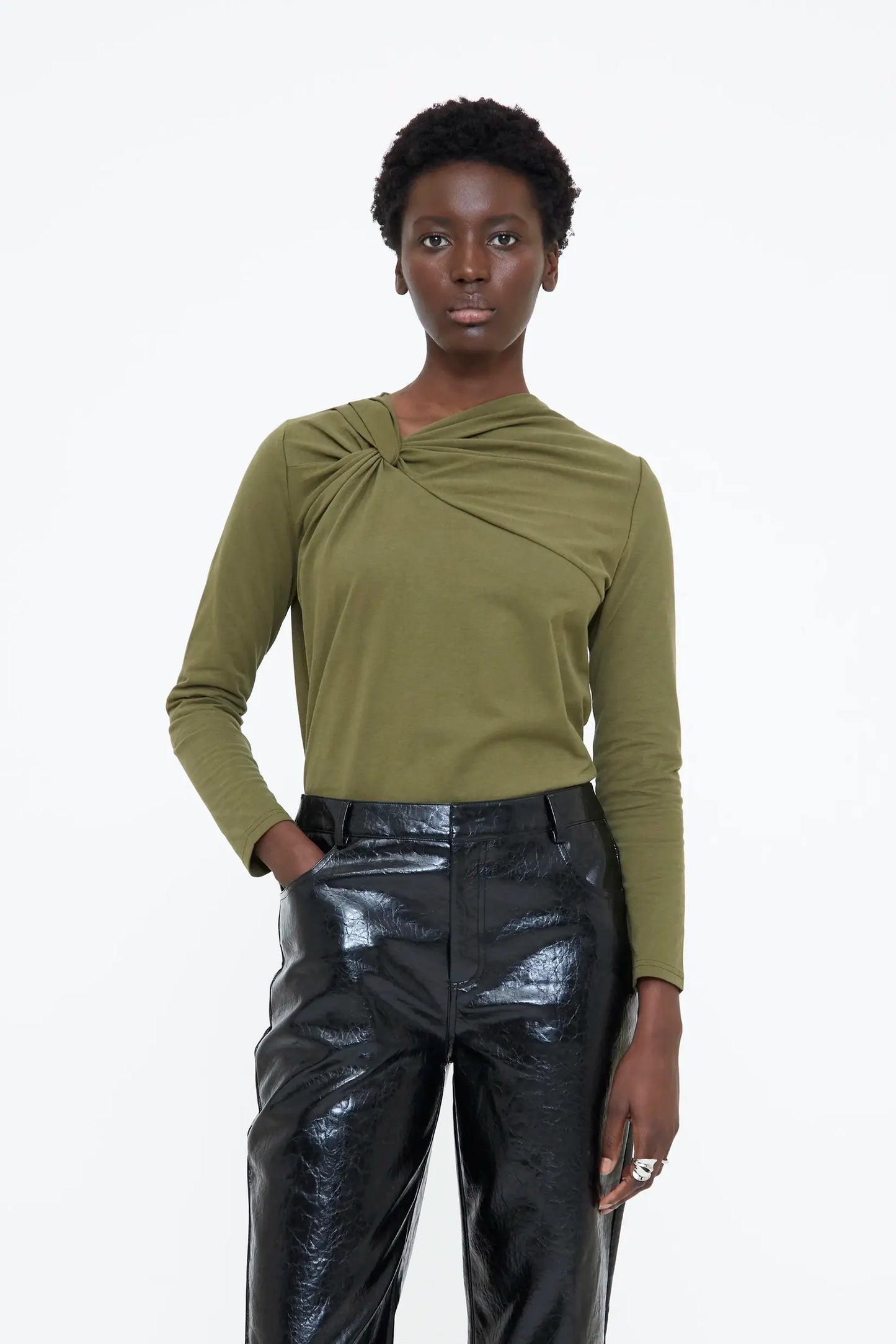 CAMISETA CON DETALLE NUDADO VERDE WILD PONY
