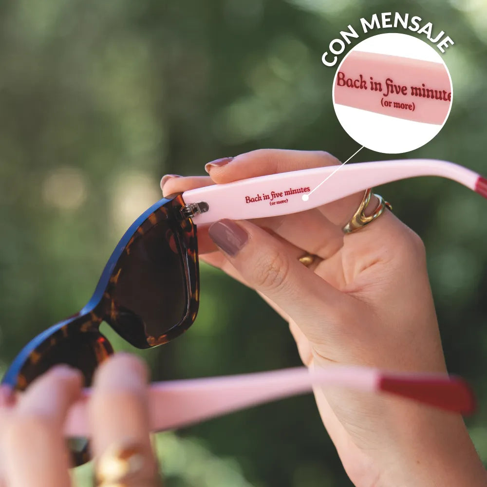 GAFAS DE SOL ¨BACK IN 5 MINUTES¨FISURA