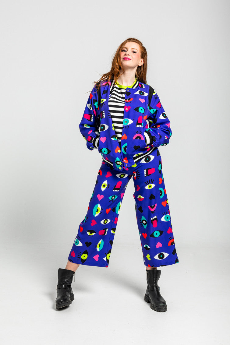 CAMISETA OVERSIZE DE OJOS, CORAZONES Y BOCAS LOVE YOURSELF LOLINA