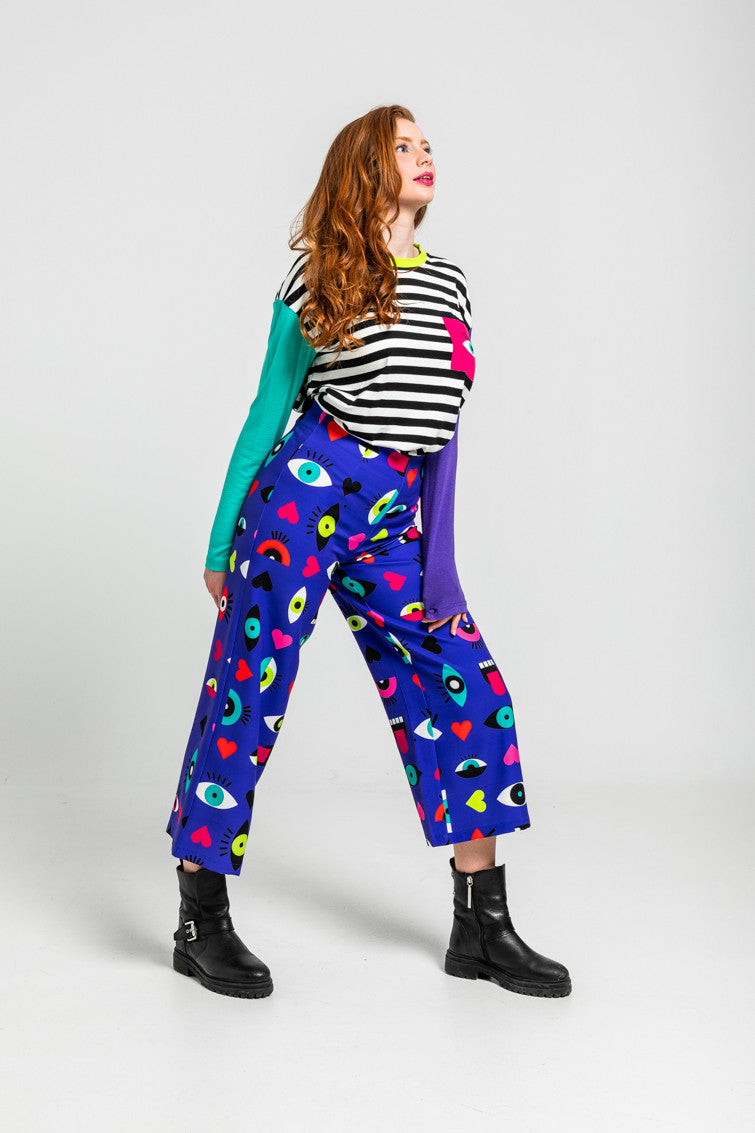 CAMISETA OVERSIZE DE OJOS, CORAZONES Y BOCAS LOVE YOURSELF LOLINA