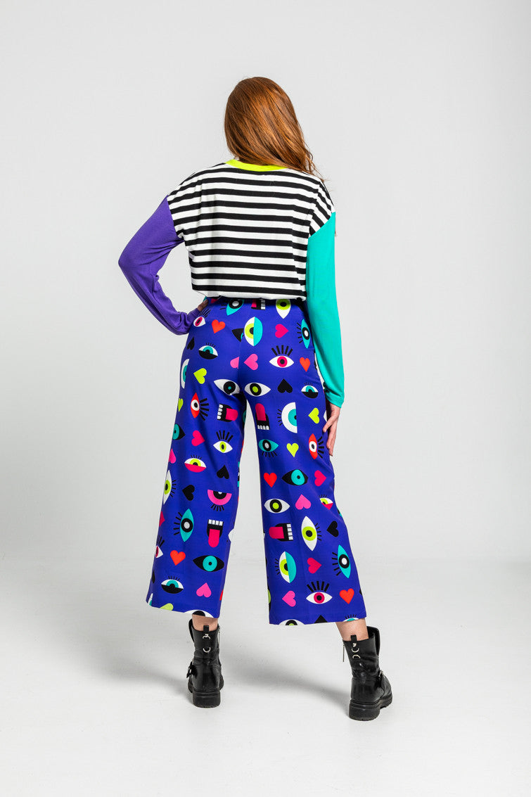 CAMISETA OVERSIZE DE OJOS, CORAZONES Y BOCAS LOVE YOURSELF LOLINA